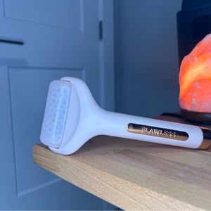 Finishing Touch Flawless Facial Massage Ice Roller